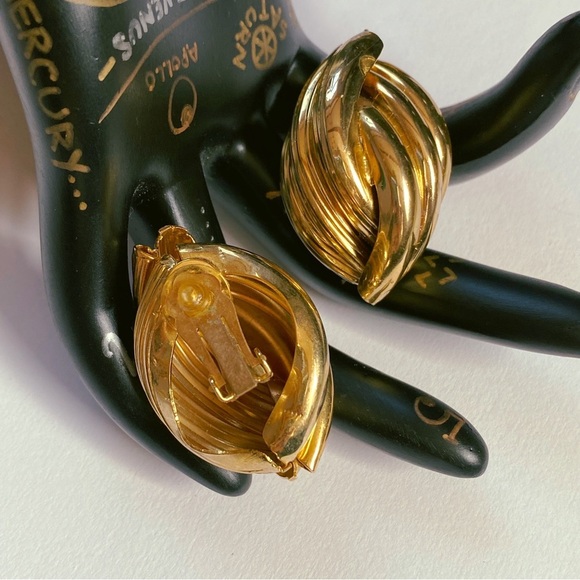 Vintage 1980s Gold Tone Overlapping Ribbed Clip On Earrings - Picture 4 of 6